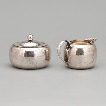 GRÄDDKANNA SAMT SOCKERSKÅL, sterlingsilver, design Harald Nielsen, Georg Jensen, 1933-44. Tot ca 242 gram.