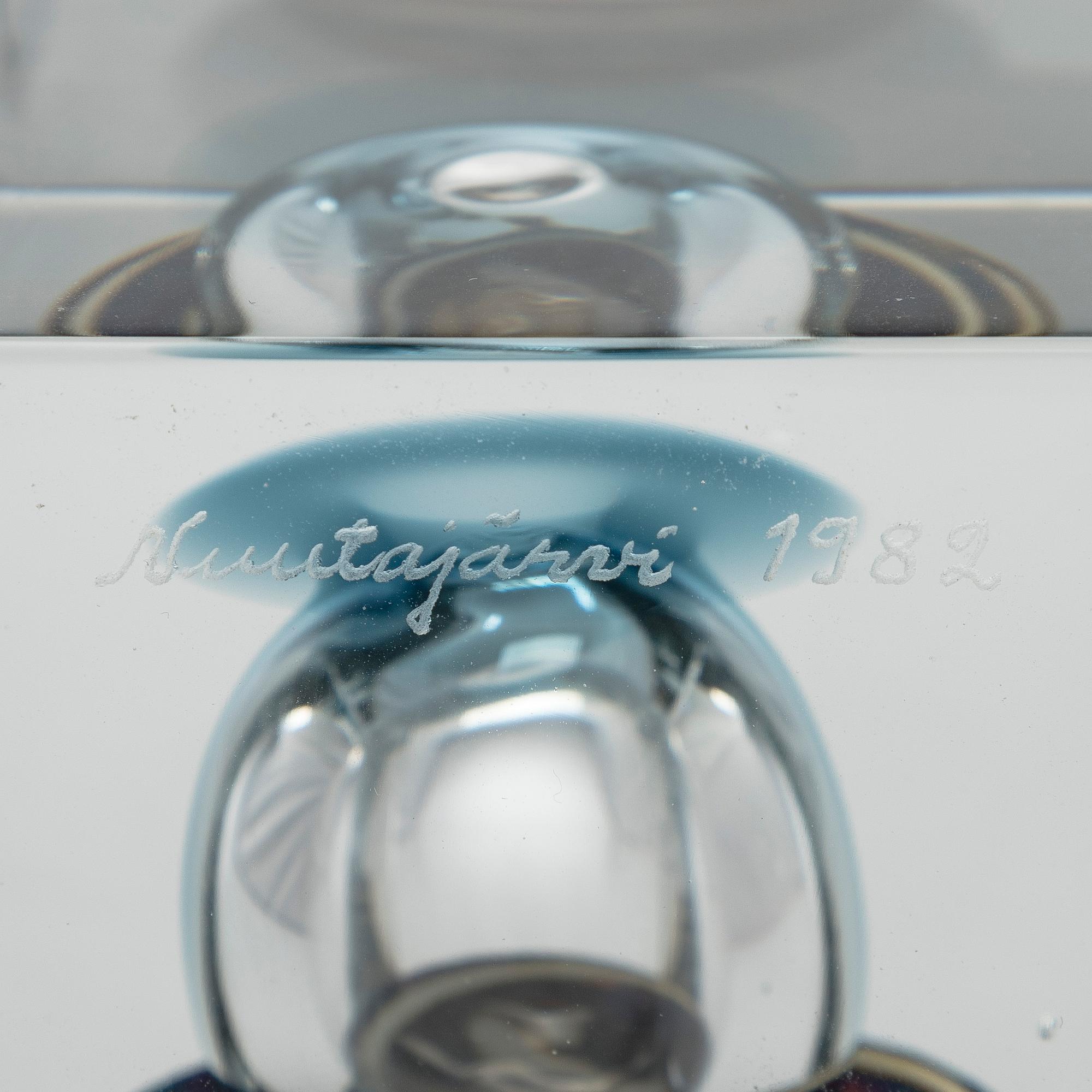 Oiva Toikka, årskub, signerad Oiva Toikka, Nuutajärvi 1982, numrerad 371/2000.