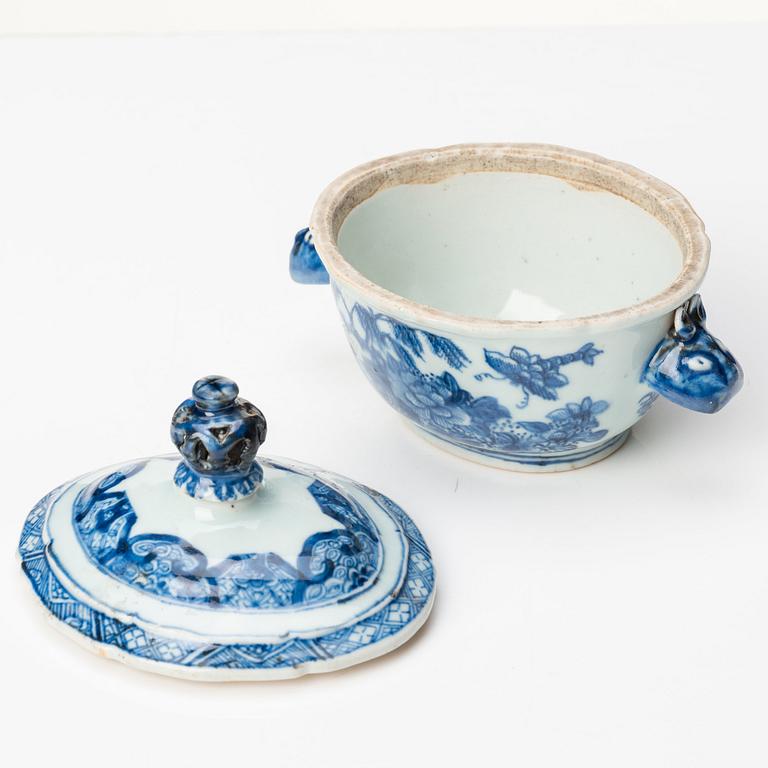 A blue and white tureen with cover, Qing dynasty, Qianlong (1736-95).