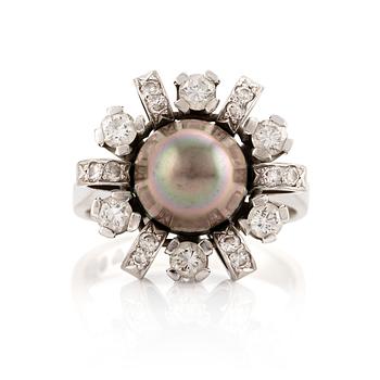 496. An 18K white gold ring set  with a pearl and round brilliant-cut diamonds.