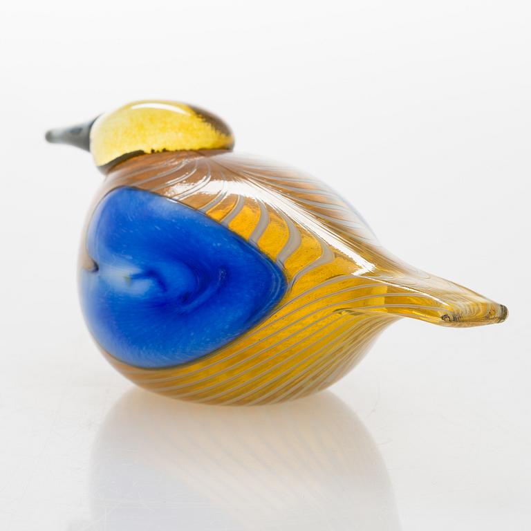 OIVA TOIKKA, An annual glass bird with its egg, year 2004, both signed O. Toikka Nuutajärvi, the egg numbered 207/750.