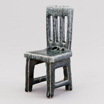 HEINI RIITAHUHTA, miniatyrskulptur, "Chair", porslin, signerad Heini Riitahuhta.