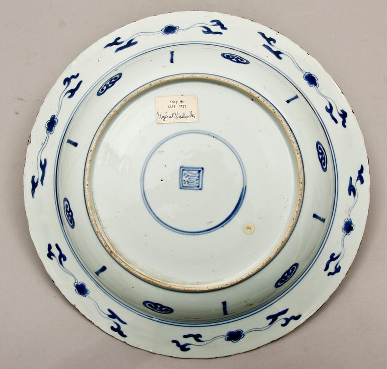 A blue and white dish, Qing dynasty, Kangxi (1662-1722).