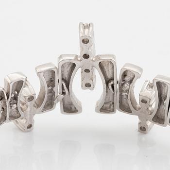 18K white gold and brilliant cut diamond bracelet.