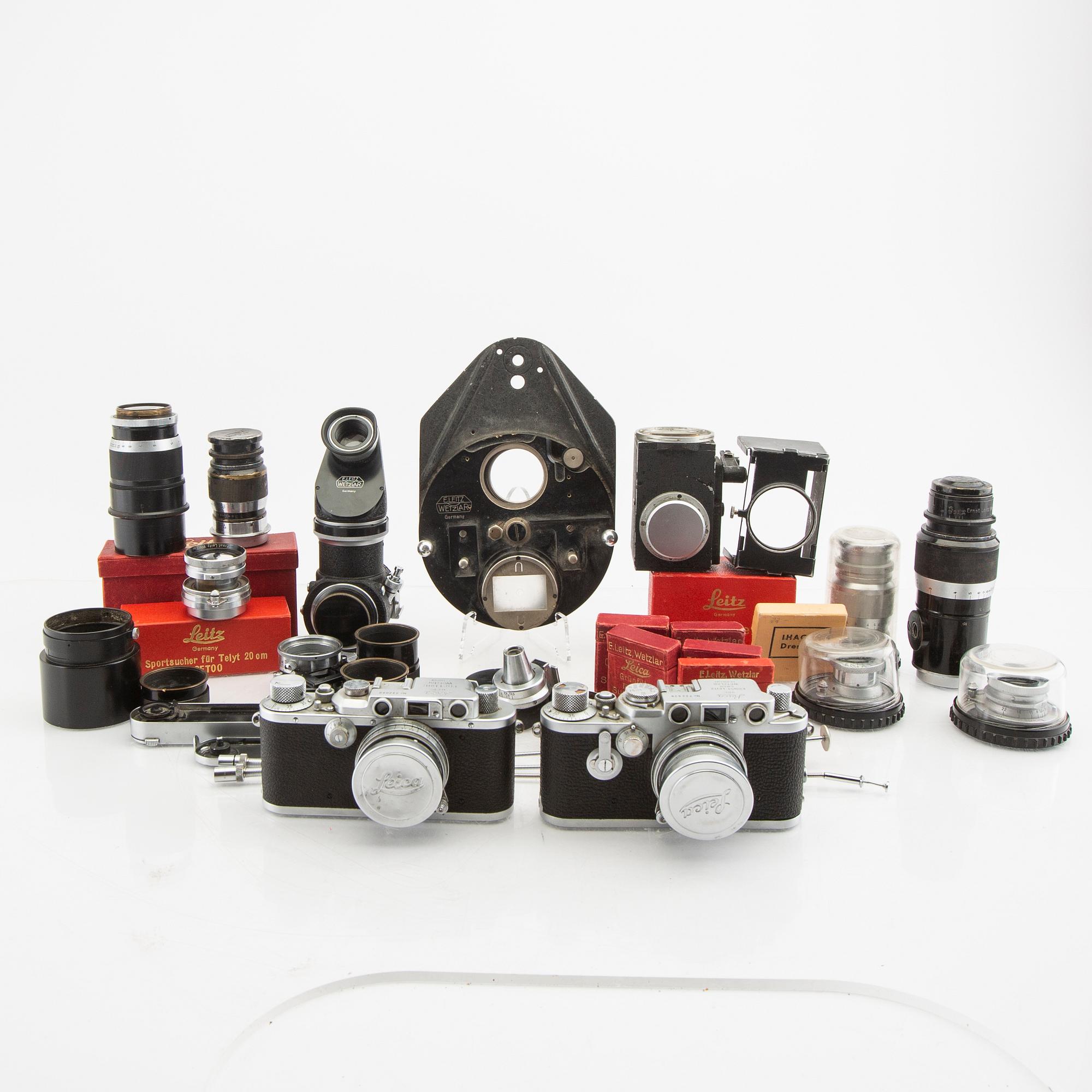 Kameror 2 st samt tillbehör Leica.