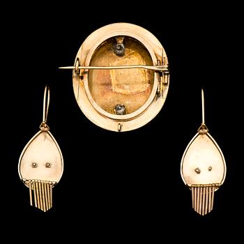 A PAIR OF EARRINGS and A BROOCH, 14K (56) gold, enamel, pearls, late 19th century.