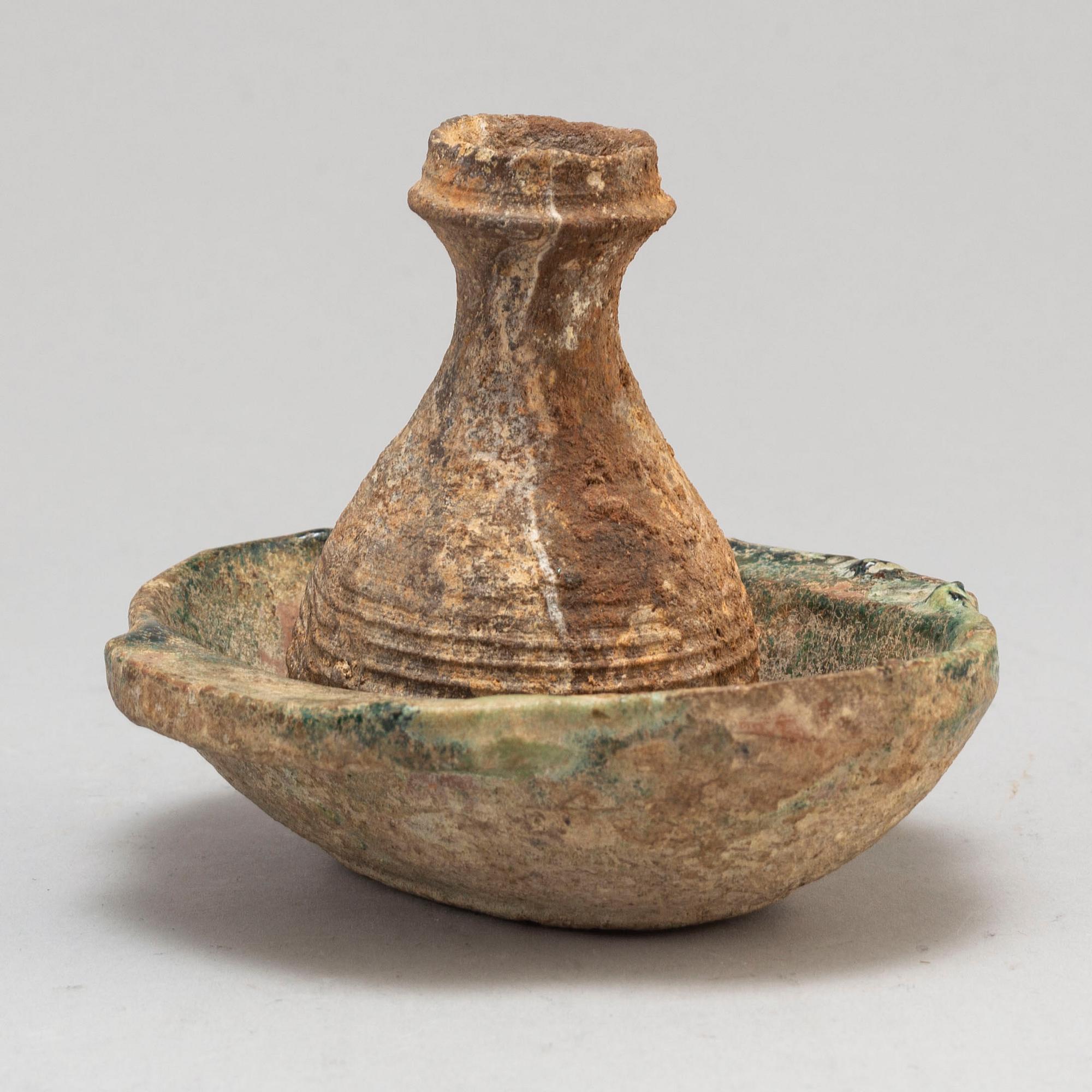 BÄGARE samt FLASKA, keramik. Varav bägaren Handynastin (206 f.Kr - 220 e.Kr).