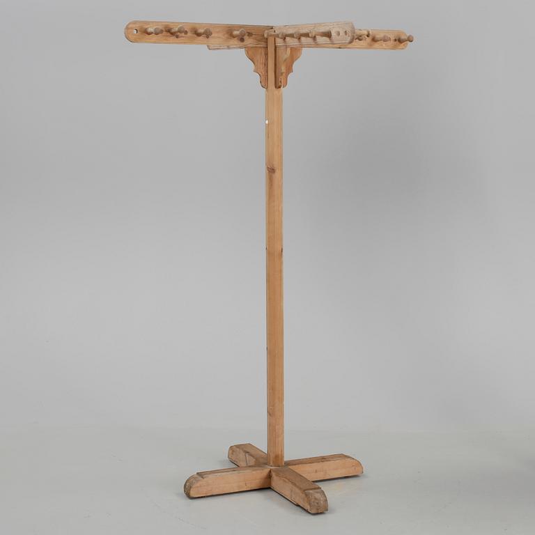 KLÄDHÄNGARE, allmoge, 1800-talets mitt.