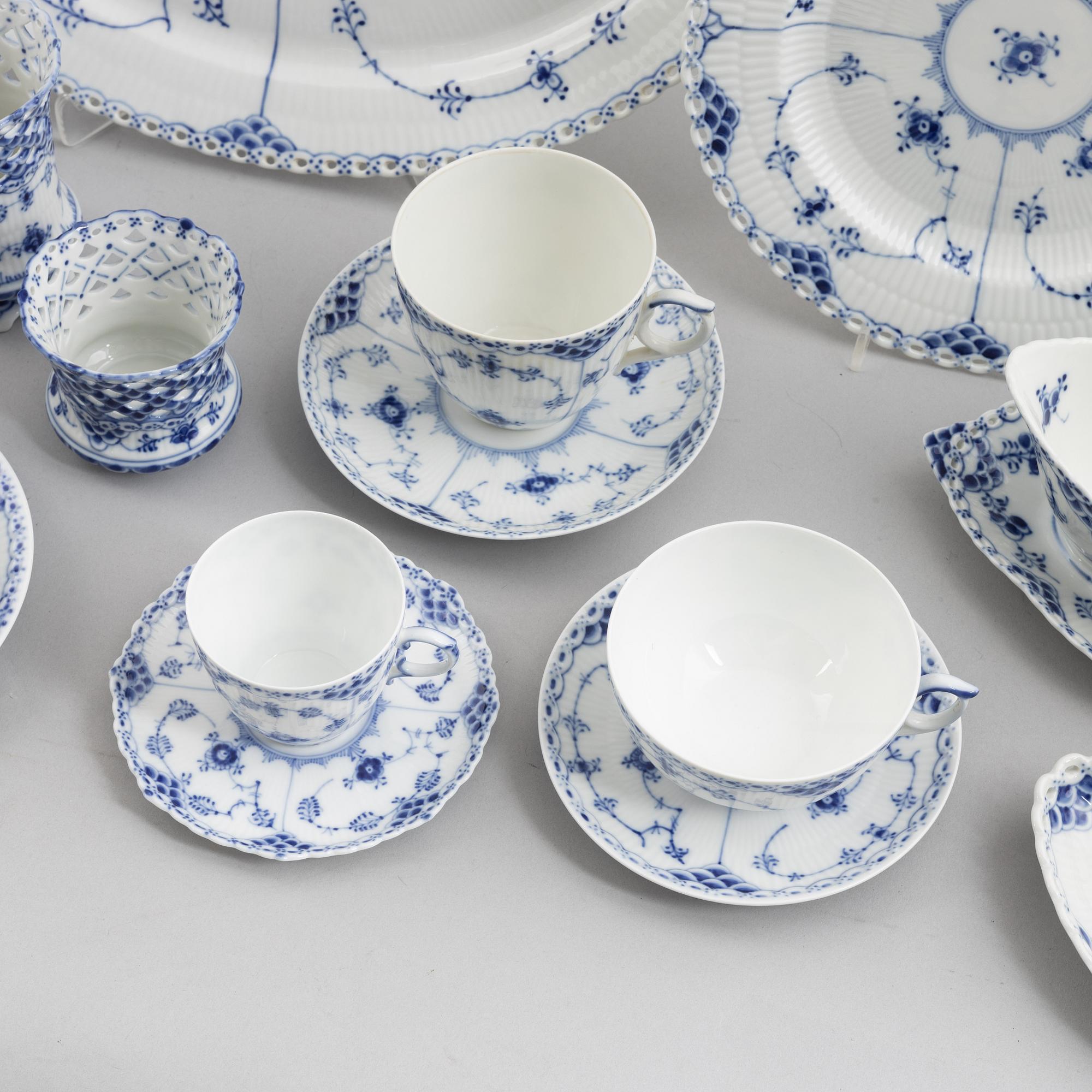 Matservis, 84 delar, porslin, "Musselmalet", Royal Copenhagen, Danmark.