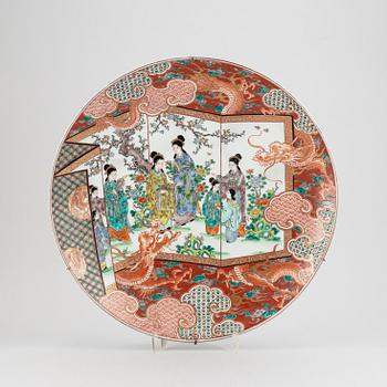 A Japanese imari serving dish, 20th century.