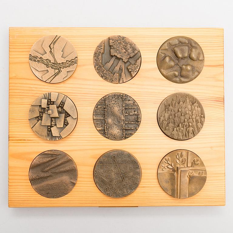 MEDALS, 9 pcs, bronze, signed and dated, Kultateollisuus.