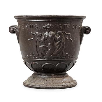 529. An Ivar Johnsson cast iron garden urn 'Venus', Näfveqvarns Bruk.