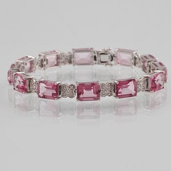 ARMBAND, 14K vitguld med rosa topaser samt briljantslipade diamanter. Vikt 19,5 gram.