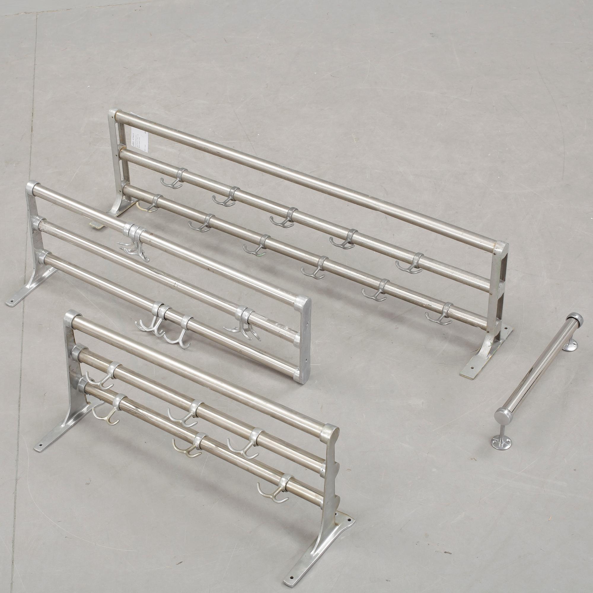 KLÄDHÄNGARE / HATTHYLLOR, 3 st. 1900-talets mitt.