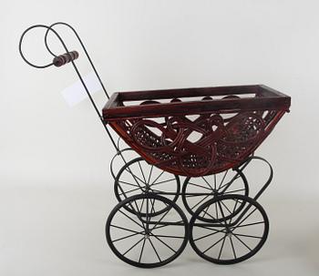 DOCKVAGN MED DOCKA, 1900-talets slut.