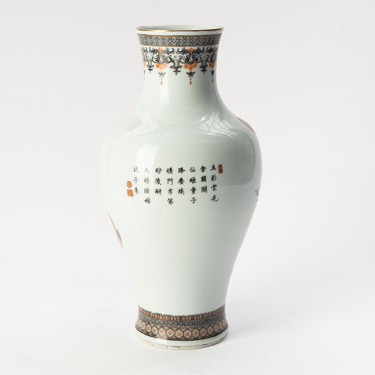 A porcelain vase, China, mid/second half of the 20th century.