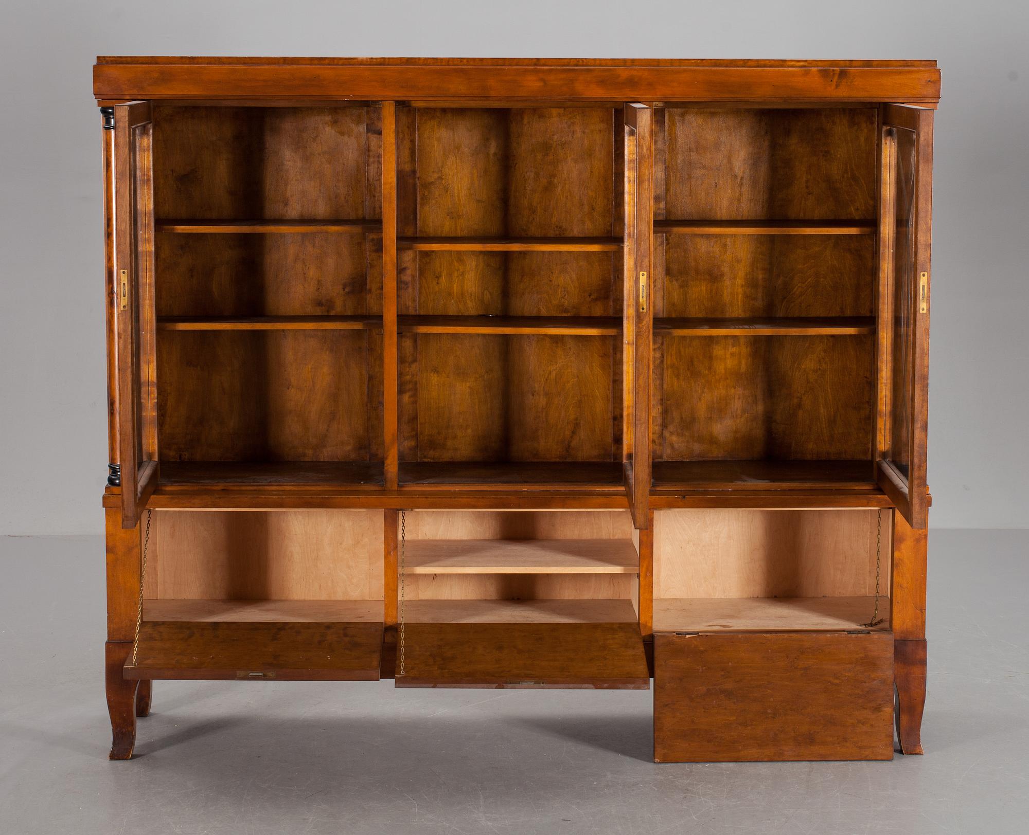 BOKSKÅP, Karl Johanstil, 1900-talets första hälft.