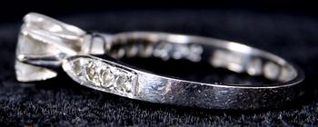 RING, vitguld samt totalt 9 briljantslipade diamanter. Enl inskrip 0.92 ct.