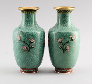 VASER, 1 par, cloisonne, 1900-tal.
