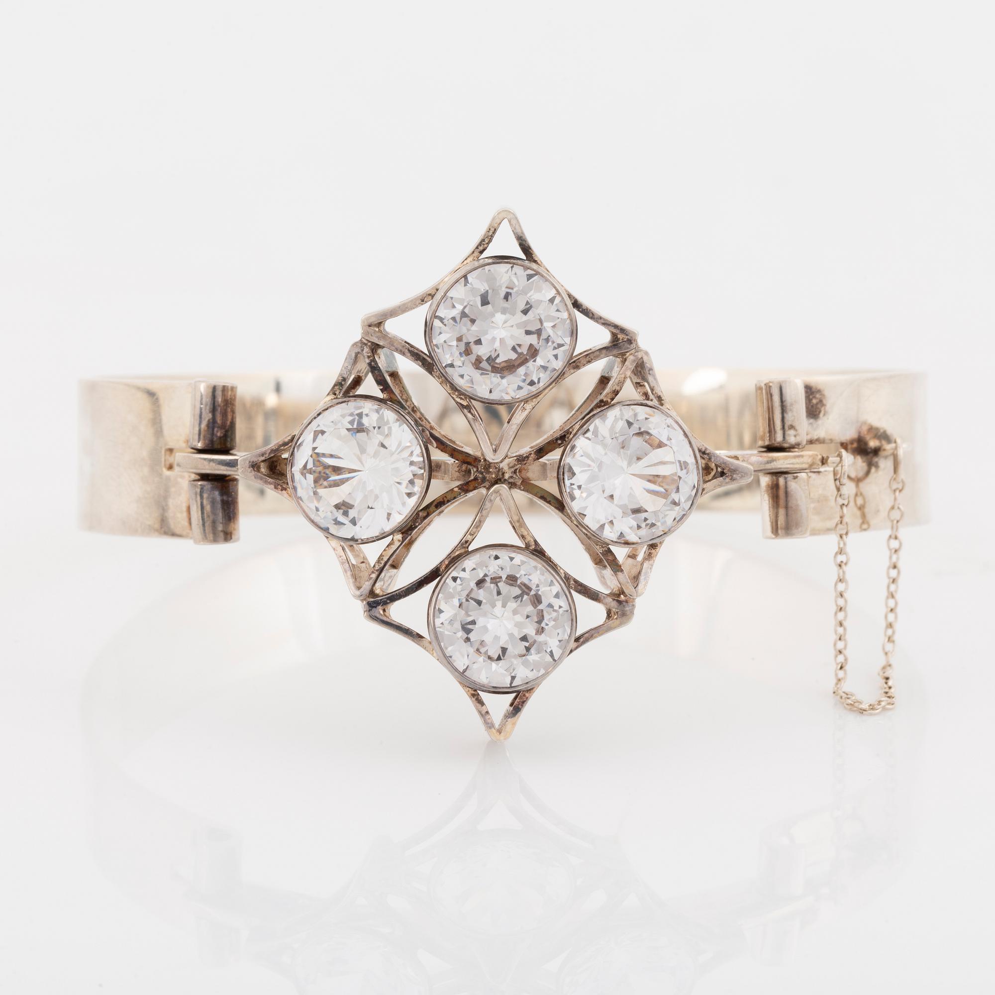 Kultasepät Salovaara, sterling silver bangle and pendant with rock crystal and syntehtic white spinel.