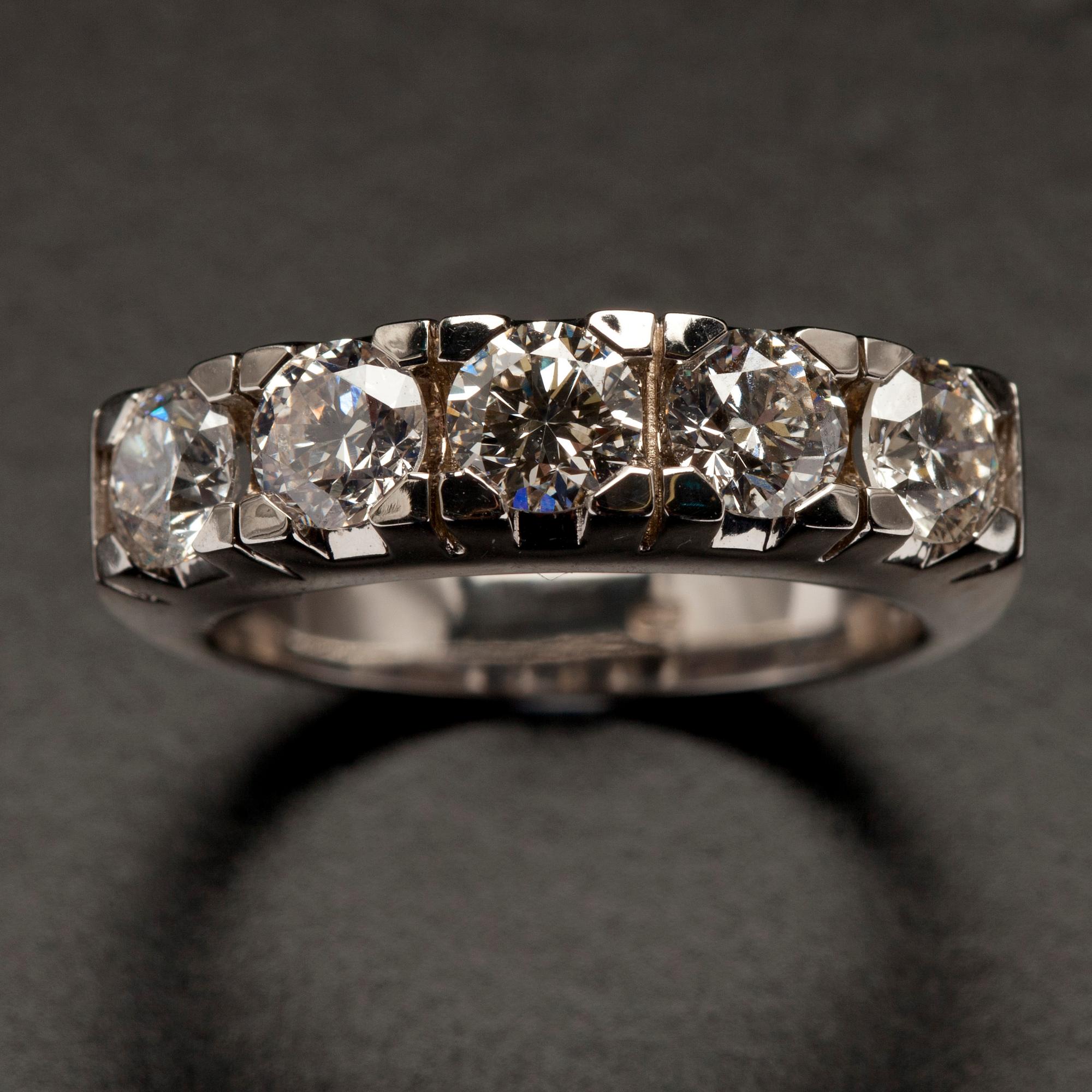 RING, vitguld 14K, 5 briljantslipade diamanter tot. 2,09 ct. Vikt 6,9 g.