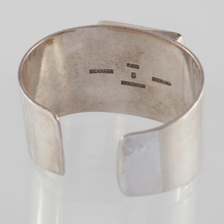 ARMRING, sterlingsilver med pauasnäcka, Palle Bisgaard, Kirke Huyllinge, Danmark. Vikt 74,7 gram.