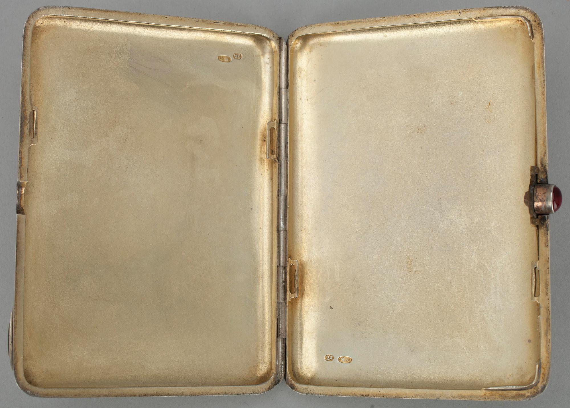 CIGARETTETUI, silver, St. Petersburg 1908-1926. Vikt 152 g.