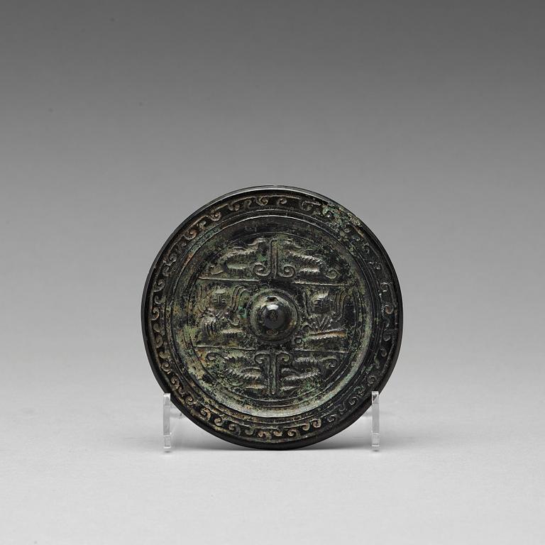 SPEGEL, brons. Troligen Handynastin (206 f.Kr.-220 e. Kr.).