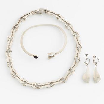 Rey Urban, tre delar smycken, silver, collier, ett par örhängen och armring med cabochonslipad ametist.