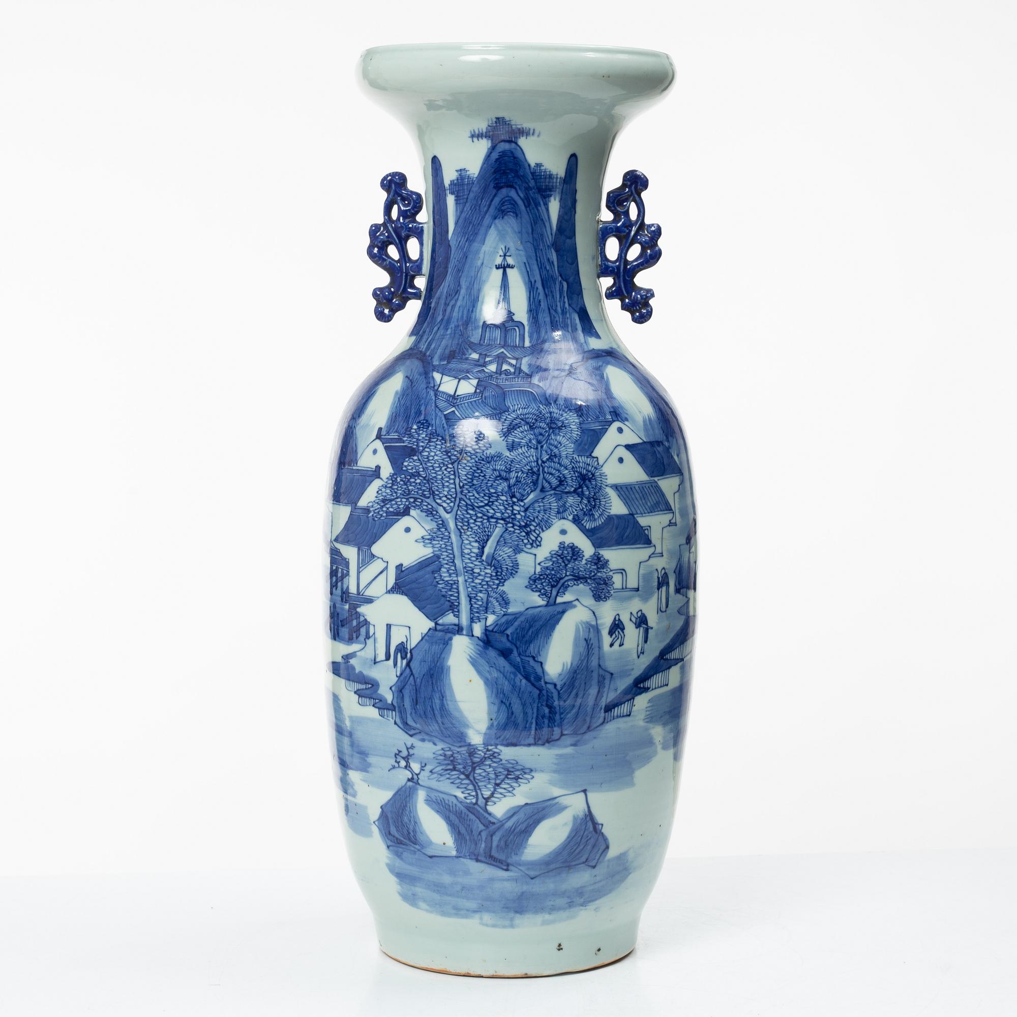 A porcelain vase, China, l19th century.