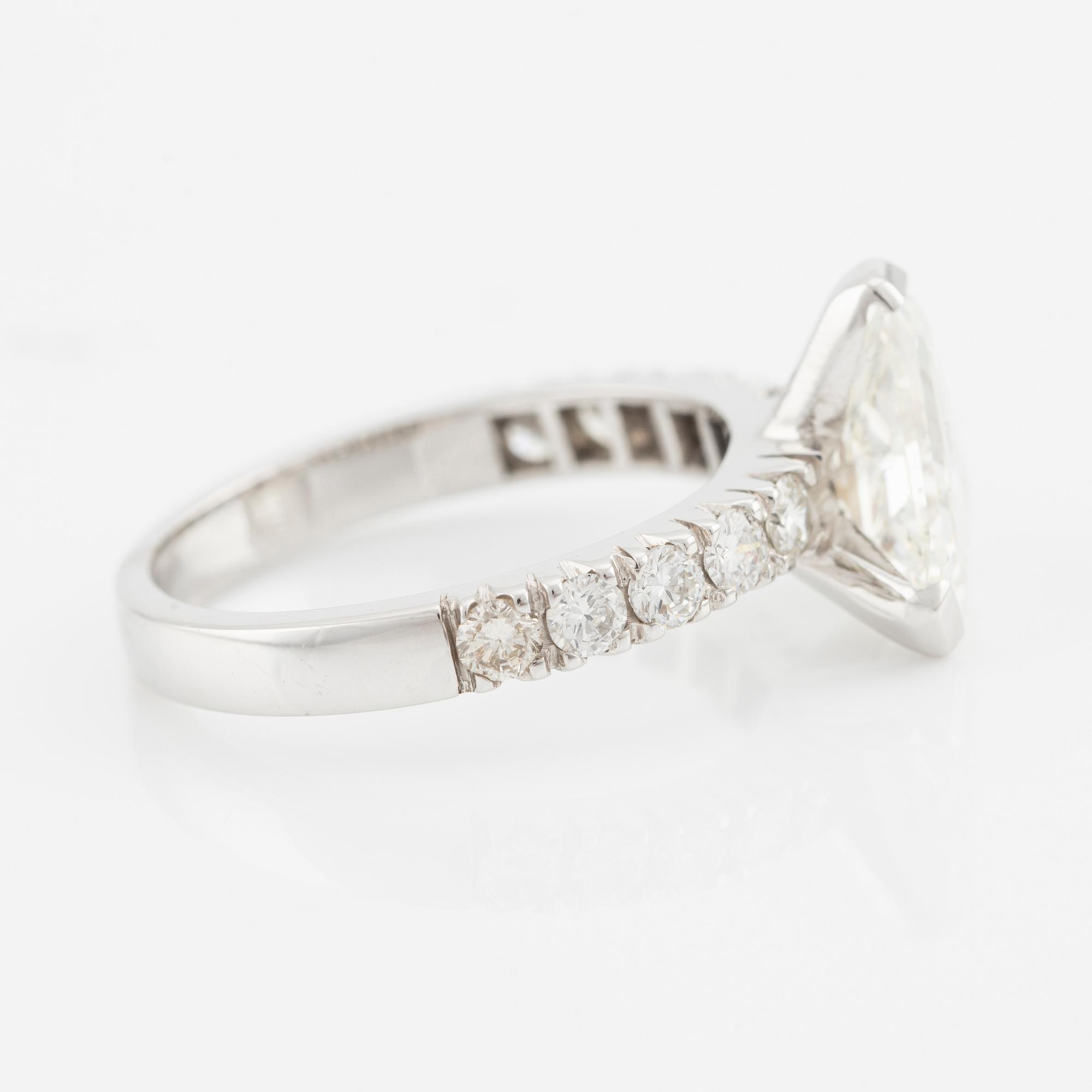 Ring with a triangular-shaped diamond, approx. 2.37 ct.