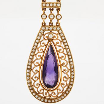 A 14K gold necklace set with a faceted amethyst and pearls.