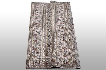 A carpet, Kashan, ca 295 x 194 cm.