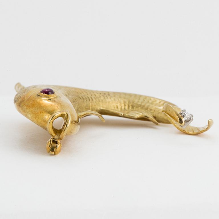 An 18K gold fish brooch set with a diamond and a ruby.