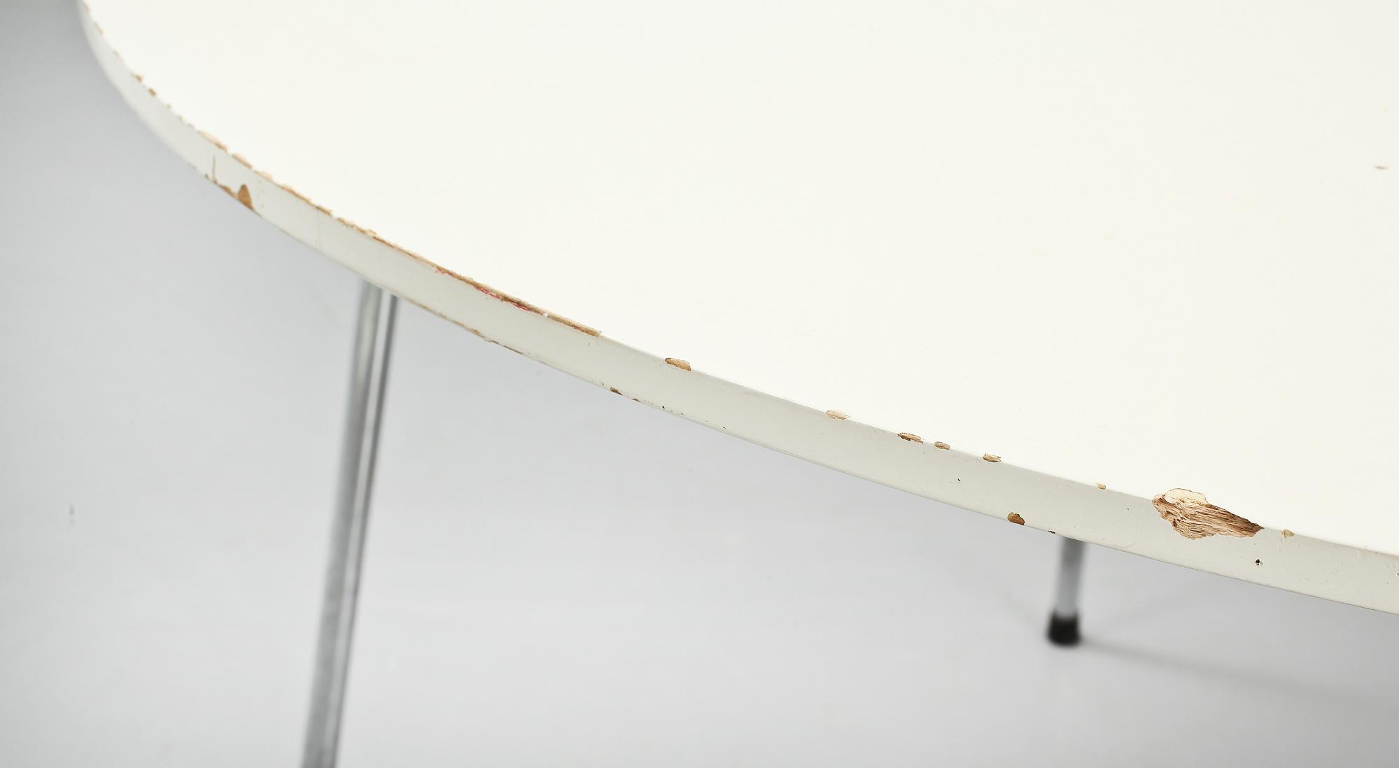 BORD, "modell 3600", Arne Jacobsen för Fritz Hansen, Danmark, 1900-tal.