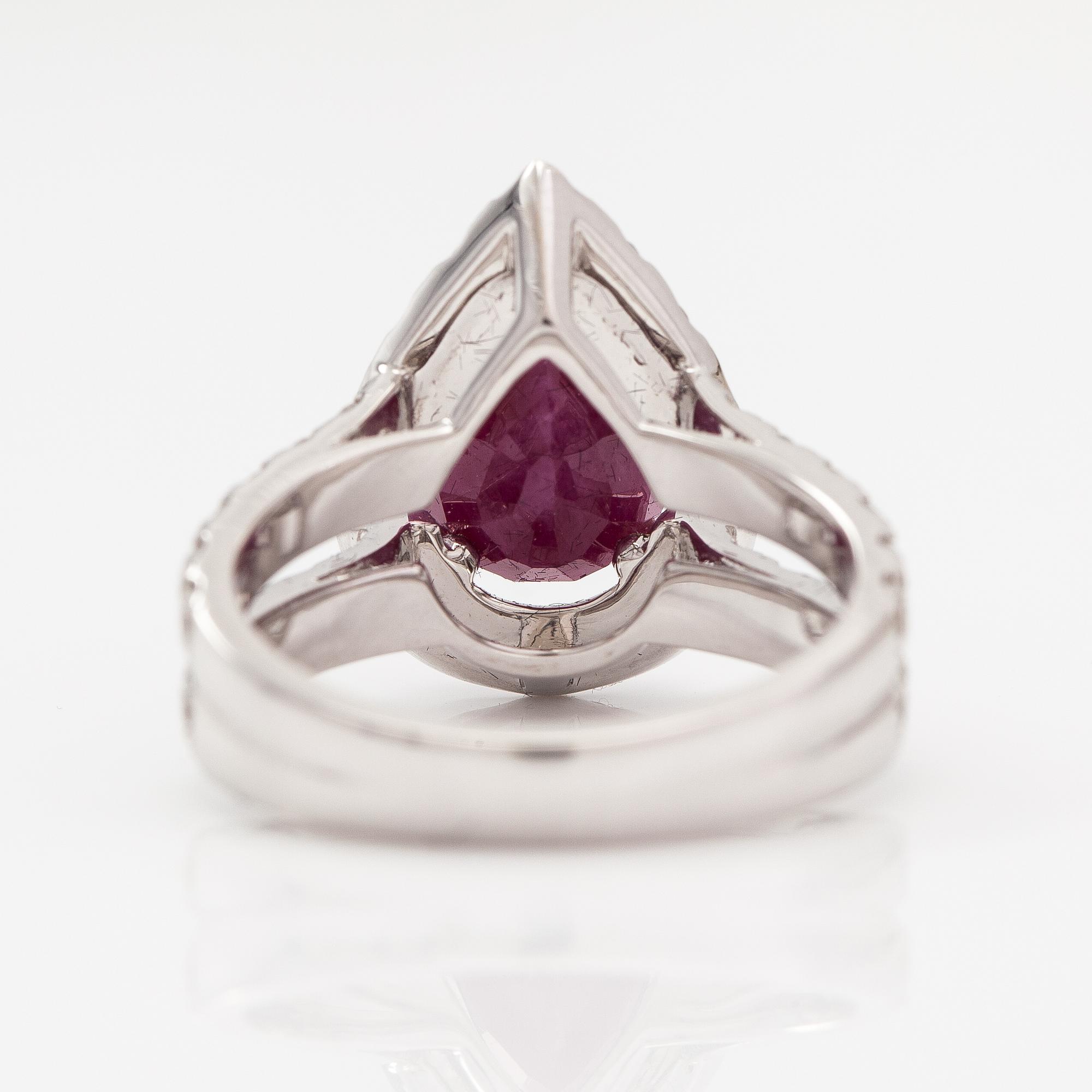 Sormus, 18K valkokultaa, timantteja n. 1,84 ct yht ja rubiini n. 3.50 ct.