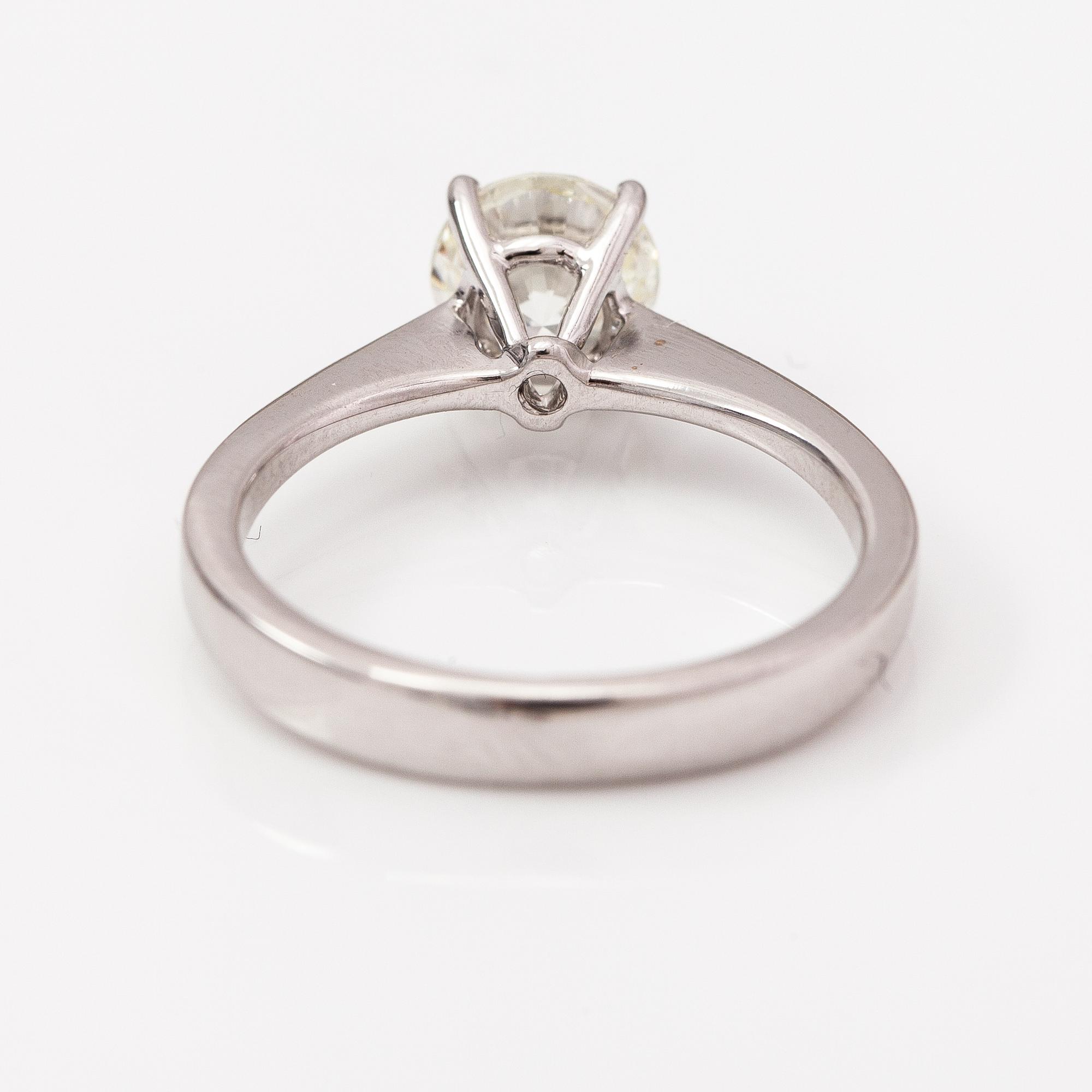 An 18K white gold ring with a ca. 1.01 ct diamond according to certificate.
