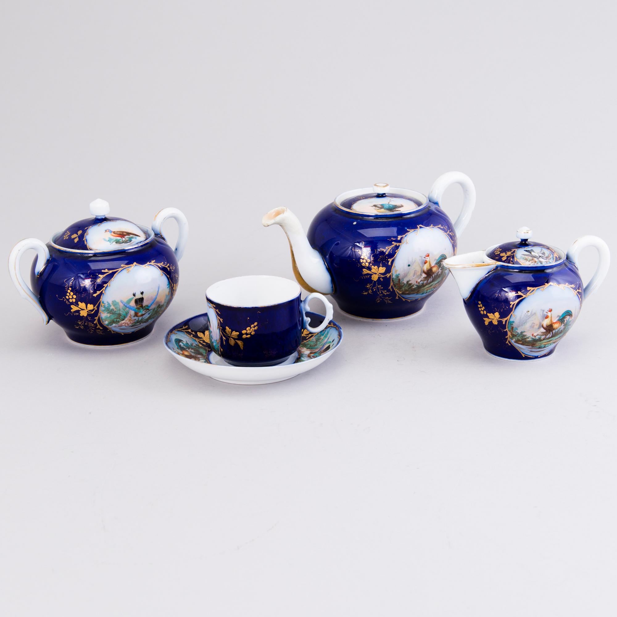 A 10-piece Kuznetsov porcelain tea set, Russia 1892-1917.