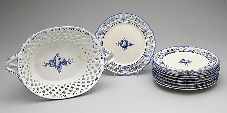 GALLERSKÅL samt ASSIETTER, 10 delar, fajans, 1800-talets slut.