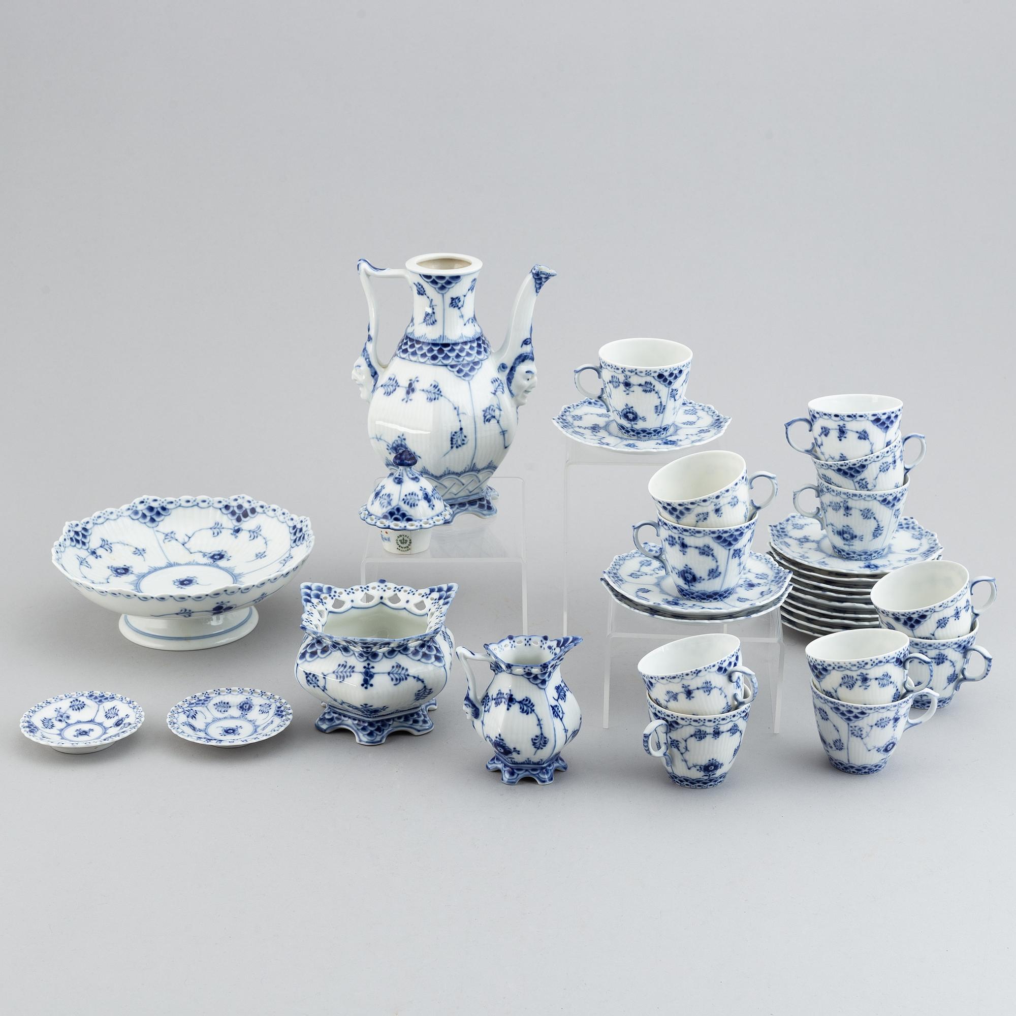 Royal Copenhagen, a 'Musselmalet' part mocca service, Denmark (18 pieces).