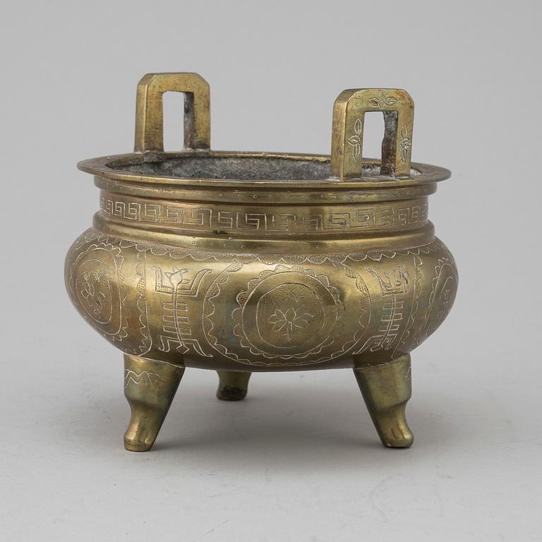 A CHINESE BRONZE CHARCOAL BURNER, 20TH CENTURY.