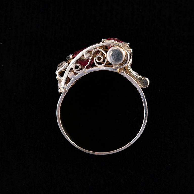RING, antik och rosenslipade diamanter ca 0.75 ct. Turmaliner. 18K guld. Frankrike 1930 t. Storlek 17,5, vikt 7,7 g.