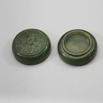 ASK med LOCK, nefrit. Kina, 1900-tal.