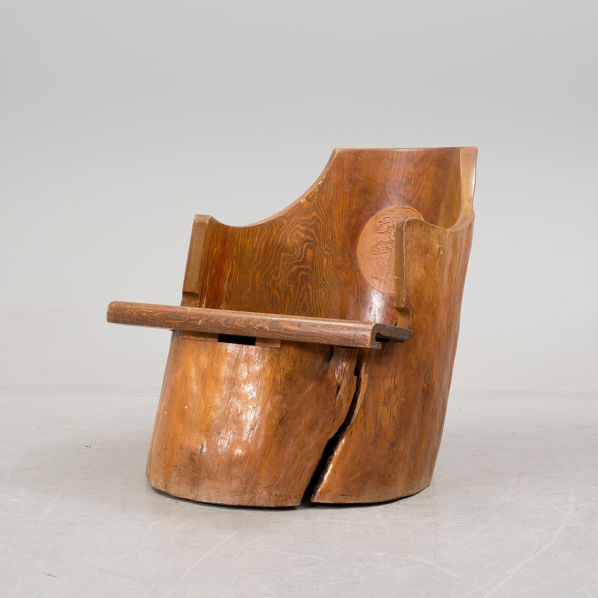 A tree trunk chair from the 20th century.