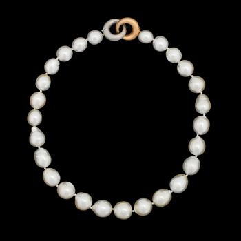 101. A cultured South sea pearl necklace, 11 - 14.5 mm, clasp made of yellow gold and white gold with brilliant cut diamonds.