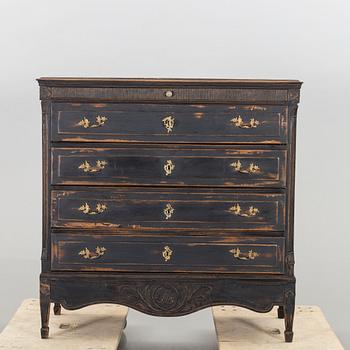 A 18TH CENTURY OAK CHEST OF DRAWERS.