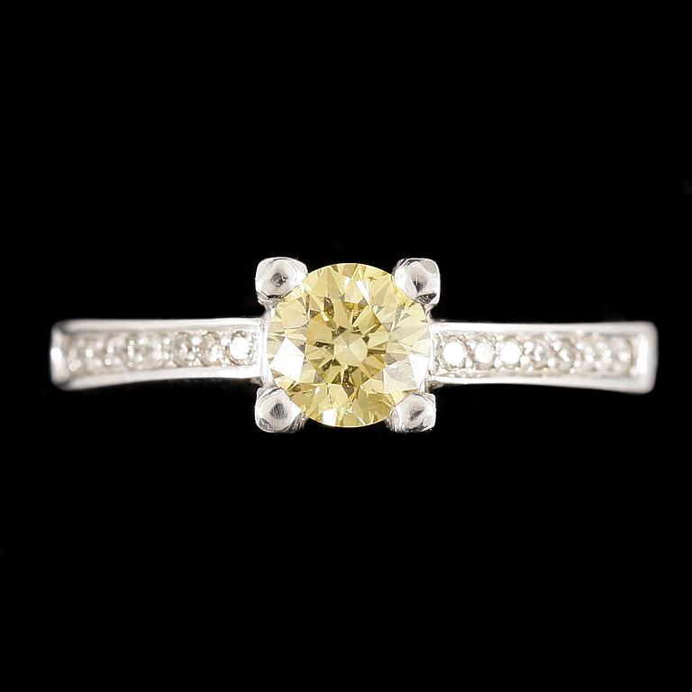 RING, 14k vitguld, gul diamant ca 0.5 ct, briljantslipade diamanter. Tot 3.5 g.