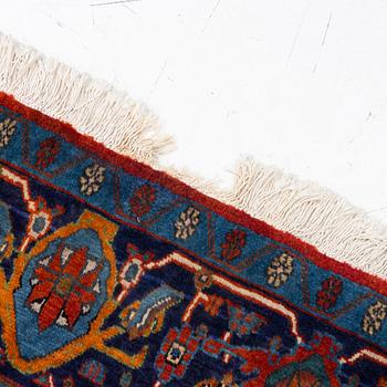 A Senneh carpet approx. 305 x 196 cm.