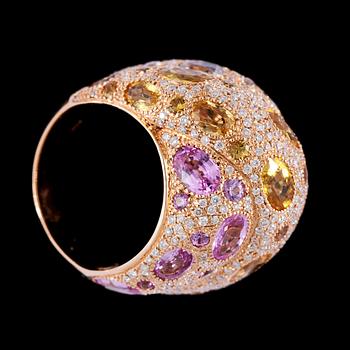 RING, rosa, vita och gula safirer, 10, 77 ct, med briljantslipade diamanter, 2.47 ct.