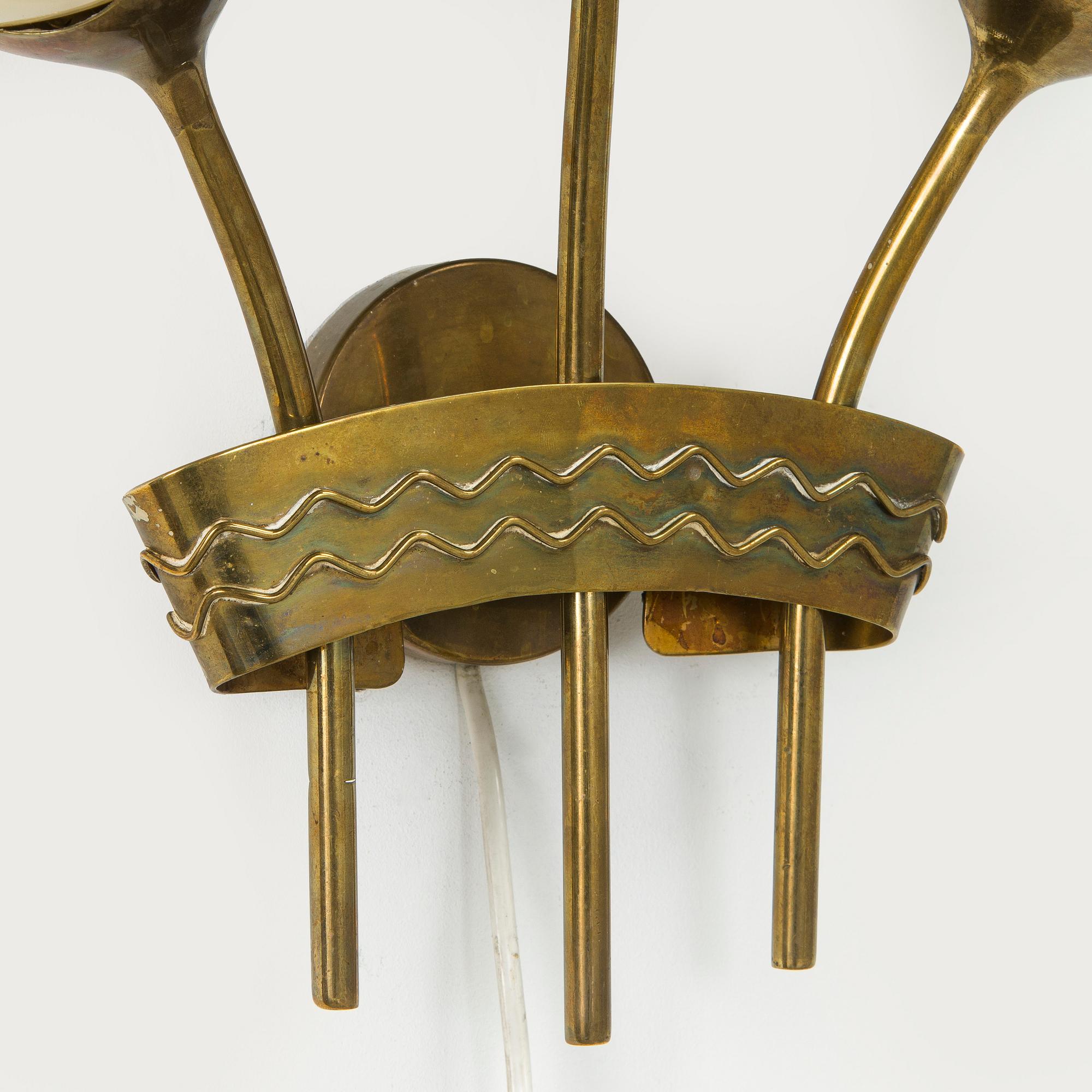 Paavo Tynell, A mid-20th century made to order wall light for Taito.